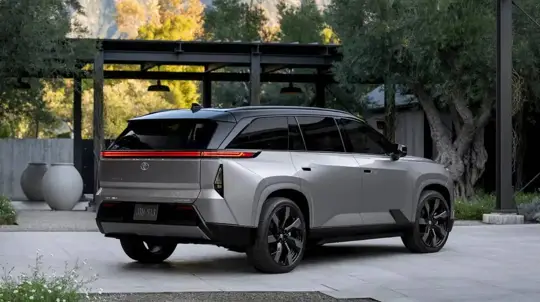 Toyota retrasa su primer SUV eléctrico de tres filas porque la versión de gasolina se vende demasiado bien