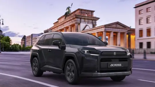 Suzuki Across 2026: Akku wächst auf 22,7 kWh, elektrische Reichweite steigt auf 129 km — Preis ab 55.490 Euro