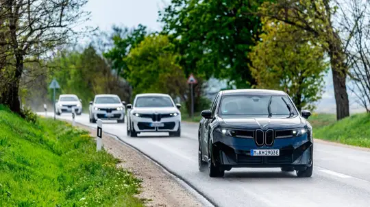 BMW Hungary laat bijna 300 rijders de nieuwe elektrische iX3 proberen tijdens een viertaagse roadshow