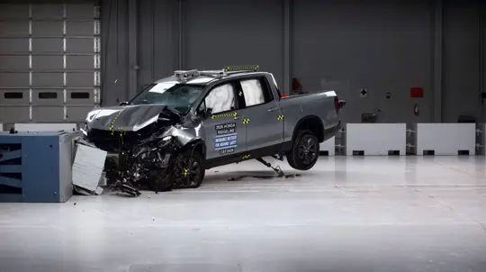 Honda Ridgeline 2026 falla en el crash test del IIHS para pasajeros traseros pese a las cinco estrellas NHTSA