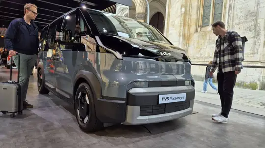 Kia PV5 дебютира в Япония: Toy-Factory ще покаже две версии на електрическия ван