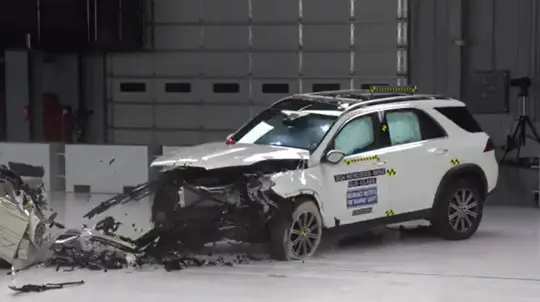 Mercedes-Benz GLC contre GLE 2026 aux Crash-Tests IIHS : L'un Freine Mieux, l'Autre Protège Plus l'Arrière