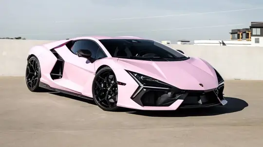 Lamborghini Revuelto in Pink: Road Show International foliert den Supersportwagen