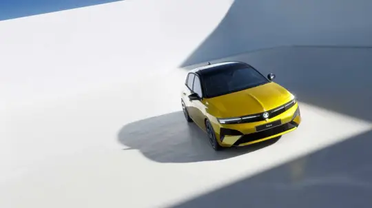 La Vauxhall Astra retrouve une boîte manuelle et baisse son prix à £26 495