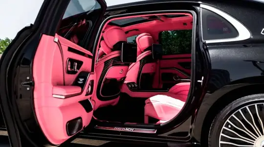 Mercedes-Maybach S 680 4Matic esillä mattamustana ja vaaleanpunaisella nahkasisustalla