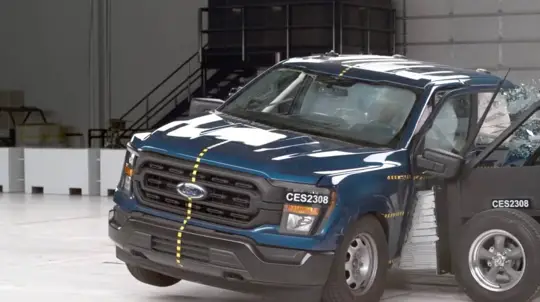 Toyota Tundra vastaan Ford F-150 IIHS:n törmäystesteissä: kumpi on turvallisempi täysikokoinen pickup vuonna 2026