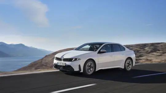 BMW i3 50 xDrive jest o 4400 dolarów tańsze od M350 i odzyskuje do 335 km w 10 minut