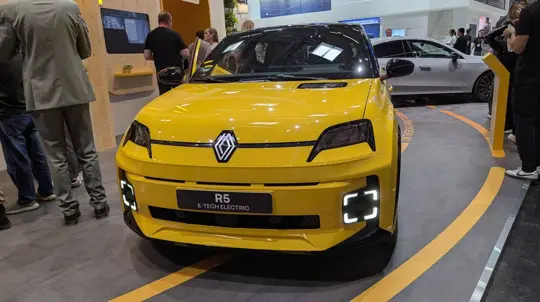 Renault 5 může dostat LFP baterie 44 a 56 kWh a dojezd téměř 500 km