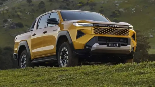 El Toyota Hilux regresa con una elección: diésel económico o eléctrico con tracción total