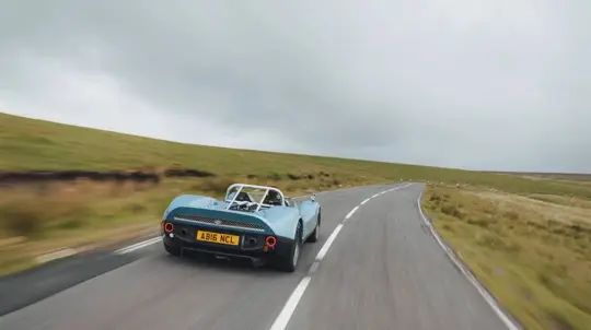 Nichols N1A : roadster britannique V8 de 700 ch sous 900 kg, sans aucune aide