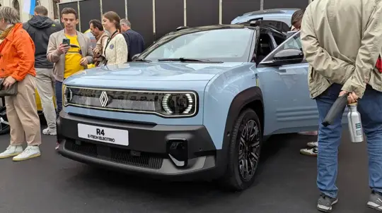 Renault 4 E-Tech Plein Sud: uusi sähköauto kangaskatolla ja parannetuilla ominaisuuksilla