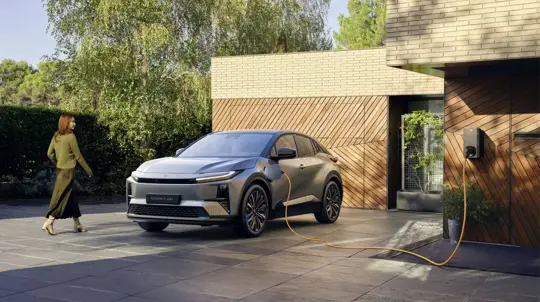 Toyotan EU-älylataus sähköautoille: säästöä ja V2G