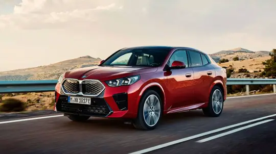 BMW iX2 퓨어 에디션 출시: 저렴한 가격, 풍부한 기본 사양