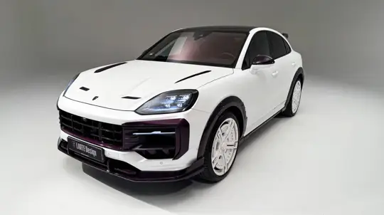 Las opciones de fábrica ya no bastan: LARTE convierte el Porsche Cayenne en un SUV rosa en 24 horas