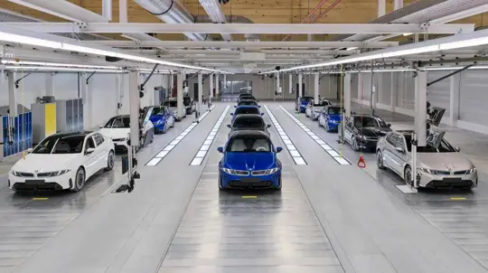 BMW i3 enters series production in Munich: 912 km WLTP, 400 kW charging and European deliveries from autumn
