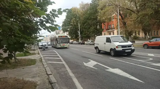 Tesla FSD rozpozná značku 30 km/h, ale ukáže 50: belgický test zjistil časté překračování rychlosti