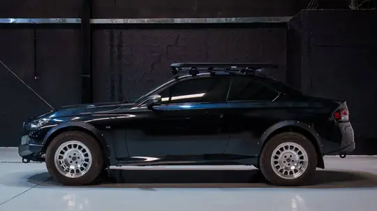 BMW M240i se v Dubaji proměnilo v dunového běžce — Zeus Offroad ho zvedl o 76 mm a obul do 17palcových terénních pneumatik