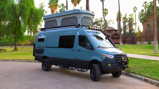 Mercedes Sprinter Goliath di Bossi Vans: il camper familiare con tetto sollevabile