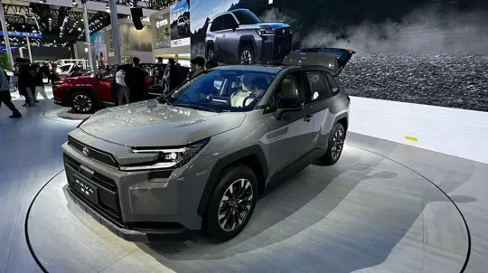 トヨタ、2025年型RAV4を米国で4台だけリコール　前席固定部の溶接不具合で