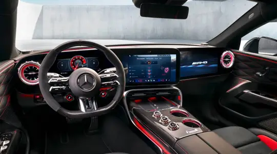 메르세데스-AMG GT 4도어 2027년형 실내 공개, 디지털 기술과 촉각 컨트롤