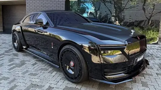 Venuum muutti Rolls-Royce Spectren tummaksi Shadow V2:ksi
