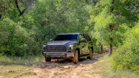 Toyota Sequoia 2027: Neues Trailhunter-Geländepaket mit Old-Man-Emu-Fahrwerk und 14-Zoll-Bildschirm