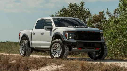 포드 F-150 랩터 R 튜닝 프로젝트: 720마력 V8 엔진과 맞춤화