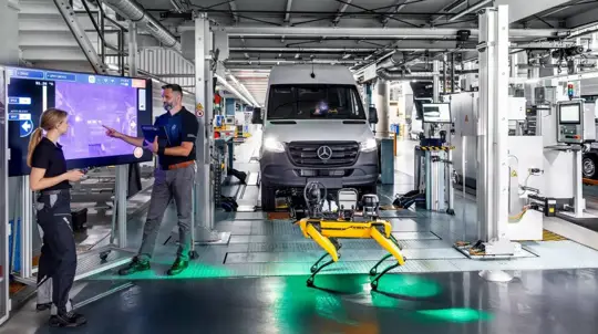 Câinele-robot Aris optimizează fabrica Mercedes Düsseldorf