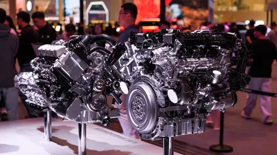 Autocar kiest de 50 grootste auto-motoren ooit — van de Ford Flathead V8 tot de AMG 4.0 biturbo