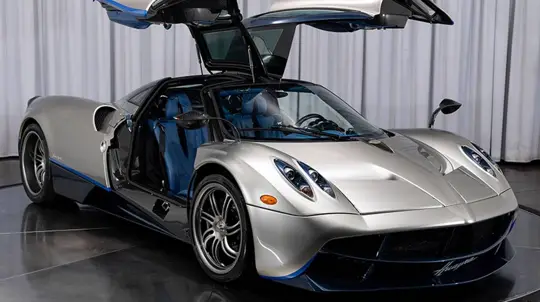 Vuoden 2016 Pagani Huayra teki Palm Beachissa huutokauppaennätyksen 3,19 miljoonalla dollarilla