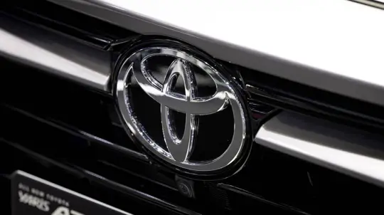 Toyota Sienta ofrece dos caras Modellista: lujo cromado o aire de crossover desde 160.600 yenes