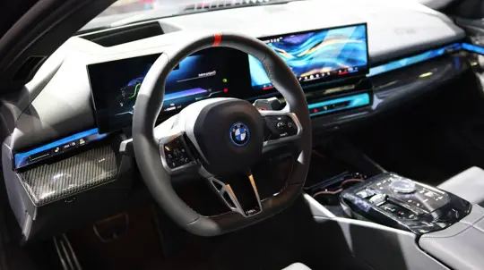 BMW 새로운 조향 시스템 특허: 전자식 정밀도와 클래식 감각 결합