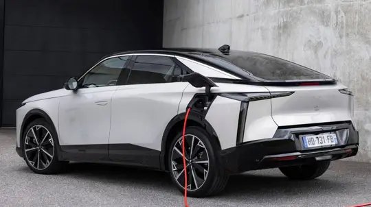 DS No. 8 nopeuttaa arjen latausta 22 kW:n sisäisellä laturilla