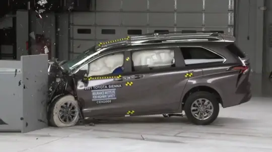 미니밴, IIHS 충돌 테스트에서 후방 승객 안전 부족으로 최고 안전 선정 실패