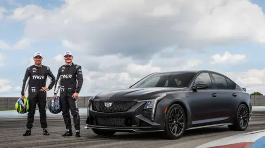 Cadillac CT5-V Blackwing F1 Collector Series: 260 000 dollaria käsivaihteisesta V8-sedanista