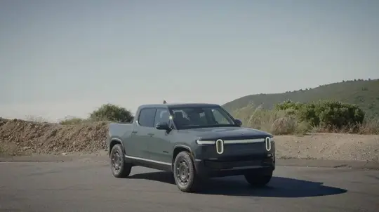 Rivian R1 LFP-Akku: SoC-Abstürze – Firmware-Fix 2025.42