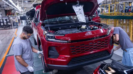 تويوتا تعيد هيكلة إنتاج RAV4: سيارة الأكثر مبيعاً أهم من أن تتوقف