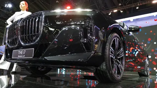 BMW, 크롬 요소 제거하고 조명 라디에이터 그릴 도입 예정