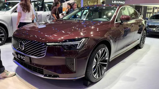 Volvo uudistaa S90- ja S60-sedanit Pekingin autonäyttelyssä 2026