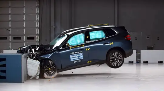 2025-ös BMW X3: IIHS törésteszt siker, de fénygondok