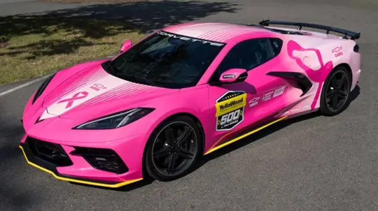 Corvette-ul roz transformă tururile NASCAR în donații: Chevrolet extinde campania din 2026