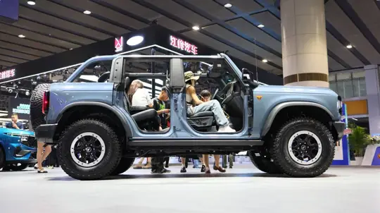 Ford llama a revisión a 16.200 Bronco por un techo que puede desprenderse en marcha