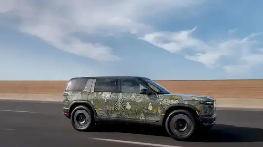 Rivian R2: piden a algunos propietarios pausar la carga rápida DC por un problema en el conector
