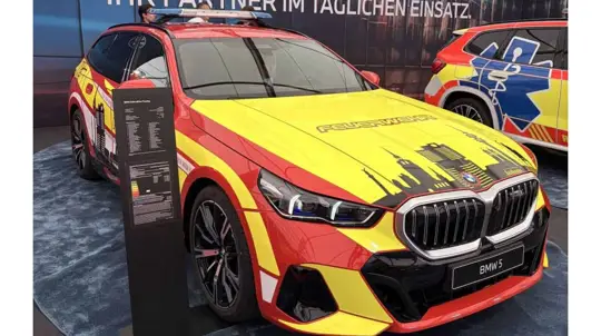 BMW en RETTmobil 2026: iX3 eléctrico para bomberos y M5 Touring policial de 727 CV