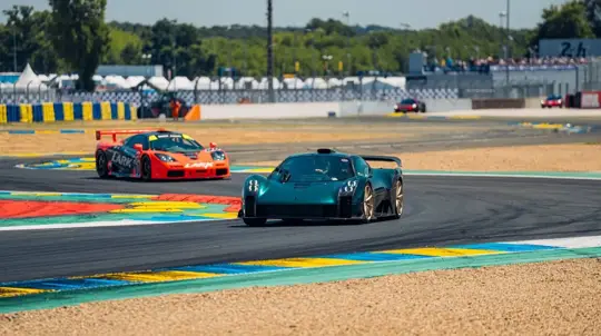 Gordon Murray bringt den Le Mans GTR erstmals auf die Strecke — Saug-V12 mit 654 PS, Handschaltung und ohne Heckventilator