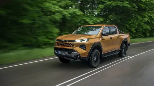Toyota Hilux 2026: to'qqizinchi avlod elektrga o'tadi, ammo og'ir ish uchun dizel qoladi