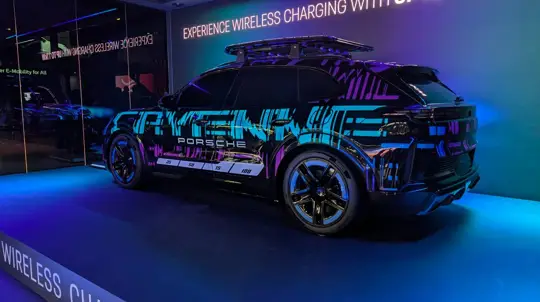 Porsche Wireless Charging: 11 kW pad a Cayenne Electrichez