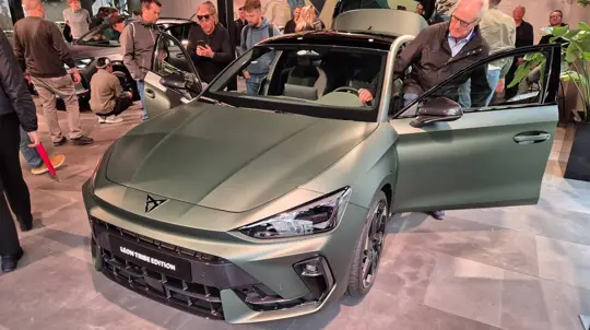 Cupra luopuu punaisesta ja keltaisesta vahvistaakseen omaa ilmettään