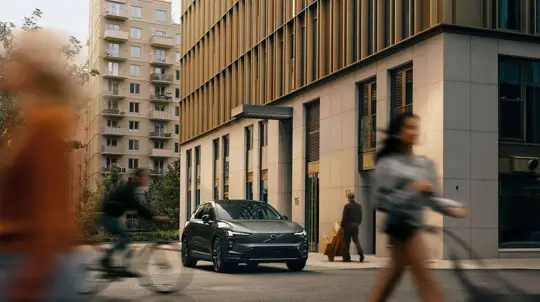 Volvo EX60 llega a EE. UU.: hasta 644 km de autonomía, plataforma SPA3 de 800 V y puerto NACS de serie