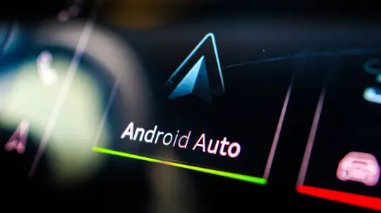 Android Auto 17.9 ajunge stabil, dar marea reproiectare Google încă lipsește